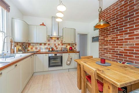 2 bedroom maisonette for sale, Godstone Road, St Margarets Village