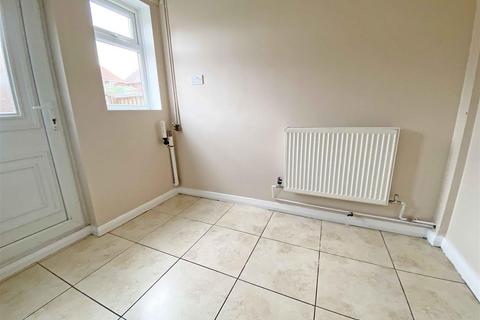 3 bedroom semi-detached house to rent, Ashworth Close, Nottingham NG3