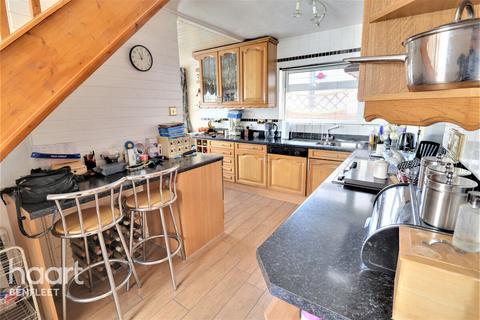 4 bedroom detached house for sale, London Road, Benfleet