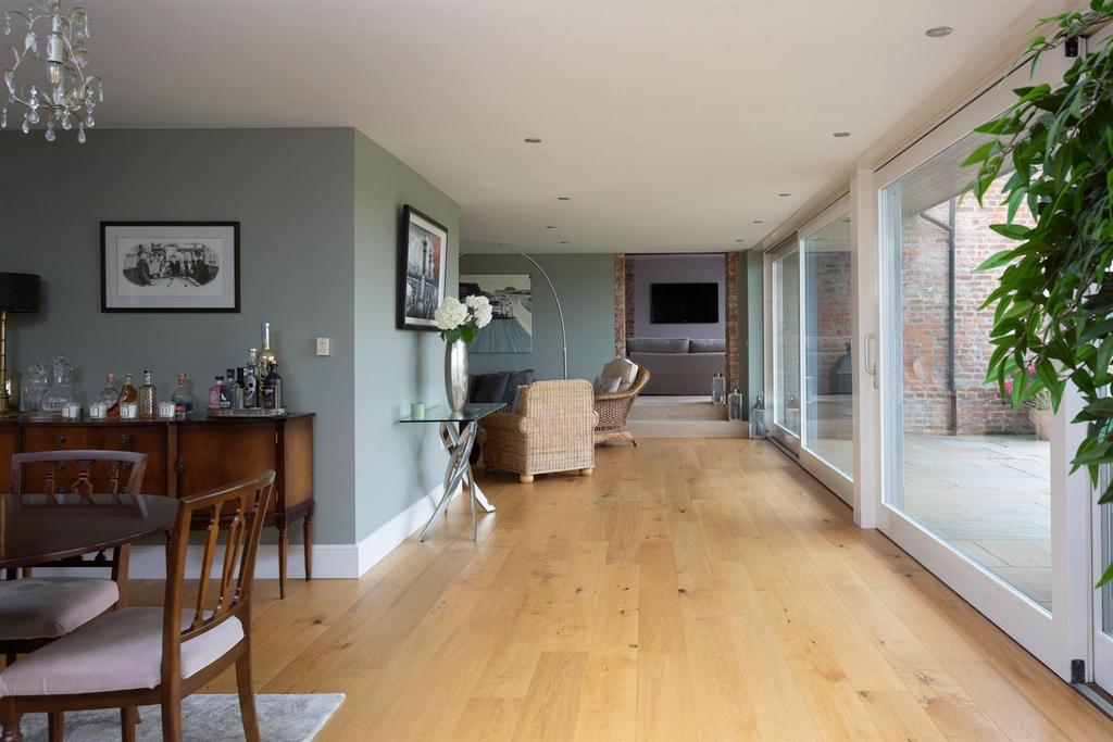 Garden &amp; Dining Rooms