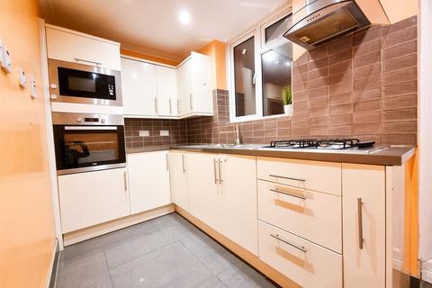 2 bedroom end of terrace house to rent, Bensham Lane, Croydon