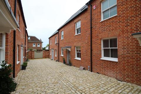 3 bedroom terraced house to rent, High Street, Lymington