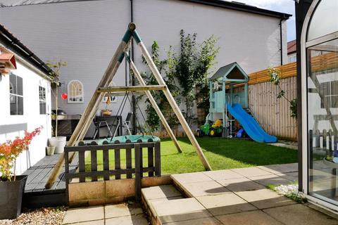 1 Andrews Way, Calne, SN11 0FX