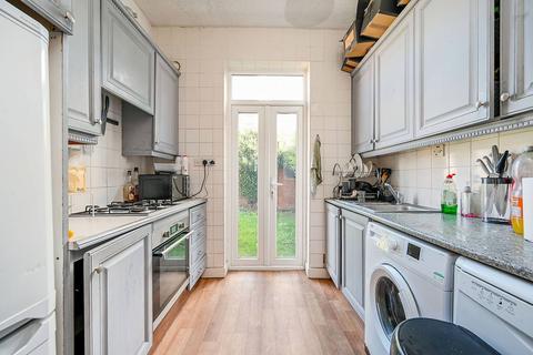 4 bedroom flat to rent, Marble Close, Acton, London, W3