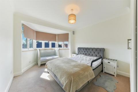 3 bedroom house to rent, Garth Road, Morden SM4