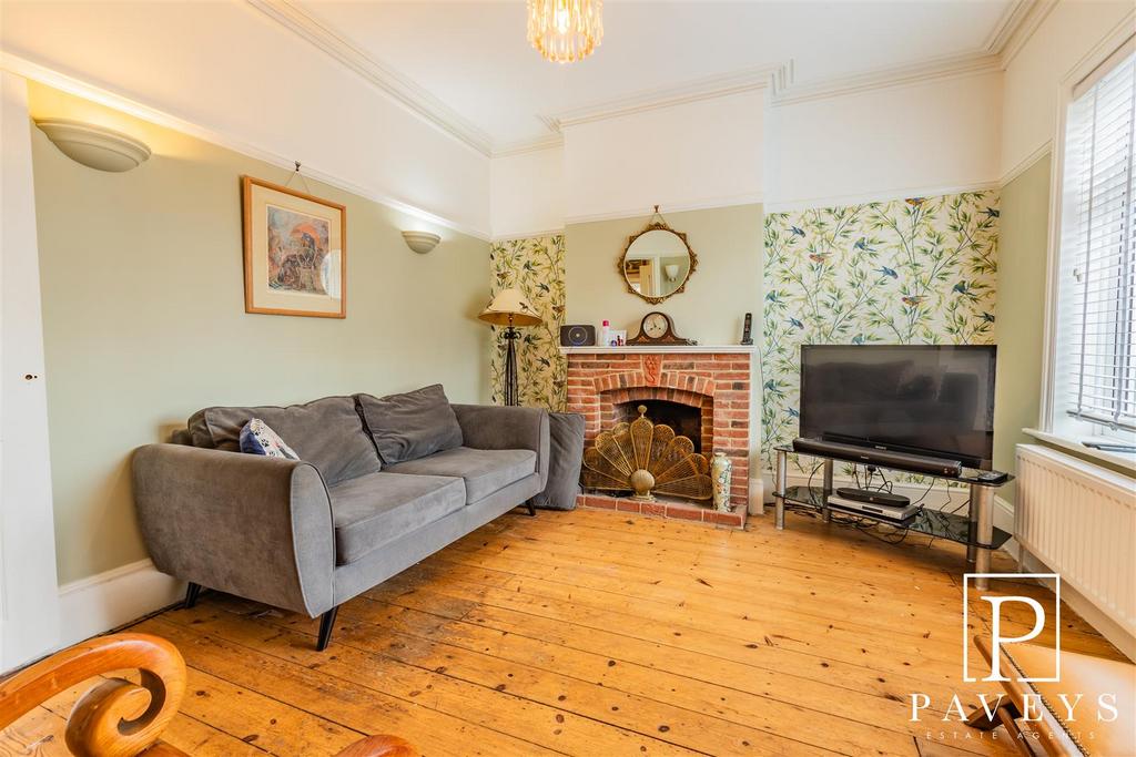 Old Road, FrintonOnSea 3 bed semidetached house for sale £375,000