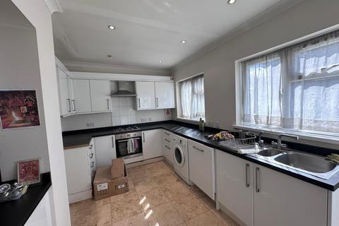 4 bedroom semi-detached house to rent, Blenheim Road, Harrow HA2