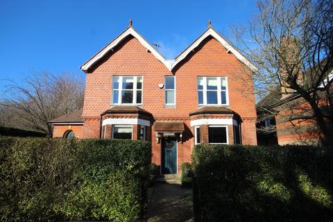 4 bedroom detached house to rent, Maypole Road, East Grinstead