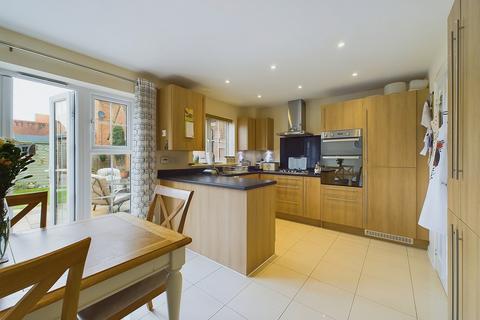 4 bedroom terraced house for sale, 25 Beeches Way