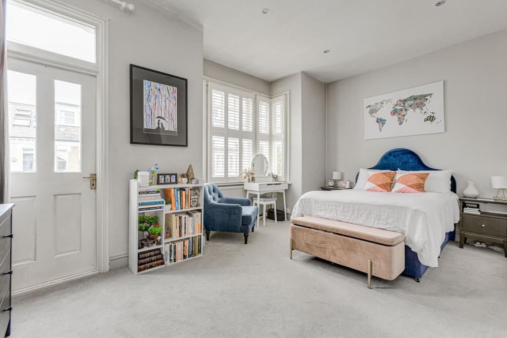 Fernhurst Road, Fulham, London 2 bed flat for sale £675,000