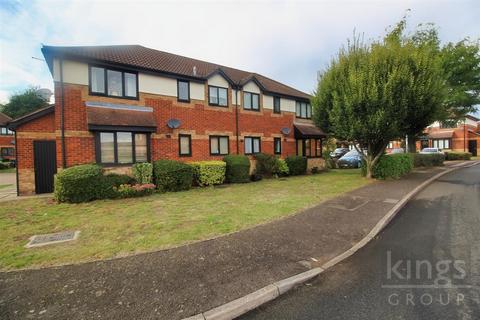 2 bedroom maisonette for sale, Hollybush Way, West Cheshunt