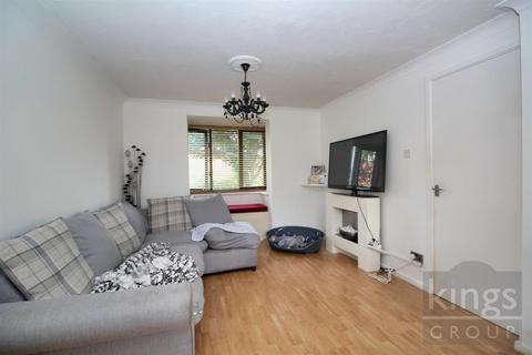 2 bedroom maisonette for sale, Hollybush Way, West Cheshunt