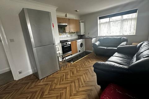 2 bedroom maisonette to rent, Tudor Square, Hayes, UB3