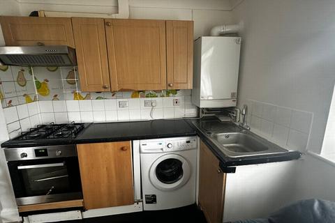 2 bedroom maisonette to rent, Tudor Square, Hayes, UB3