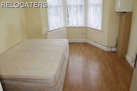 Studio to rent, Central Park Road, London E6