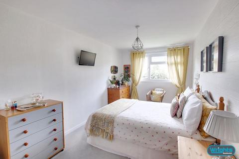 21 Henderson Close, Trowbridge, BA14 0AY