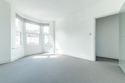 2 bedroom flat for sale, Links Road, London, SW17