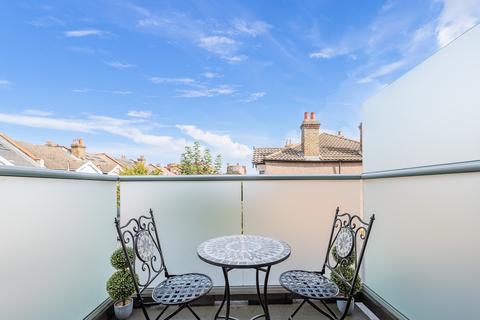 2 bedroom flat for sale, Links Road, London, SW17