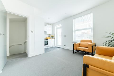 2 bedroom flat for sale, Links Road, London, SW17