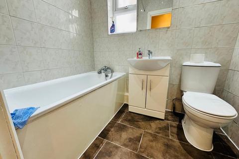 2 bedroom flat to rent, Montagu Road, London NW4