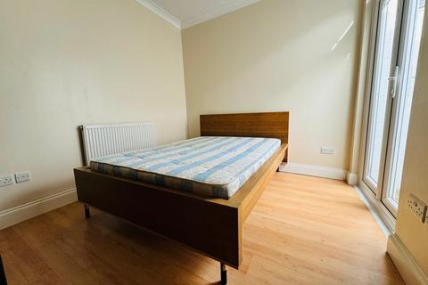 2 bedroom flat to rent, Montagu Road, London NW4