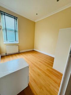 3 bedroom flat to rent, Montagu Road, London NW4