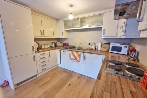 2 bedroom flat to rent, Cwrt-Maes-Y-Lyn, ,