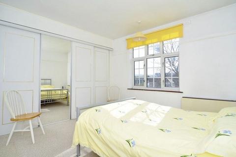 1 bedroom apartment to rent, Richmond Court, London SW20