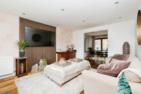 18 Belgrave Mount, Wakefield, WF1 3SB
