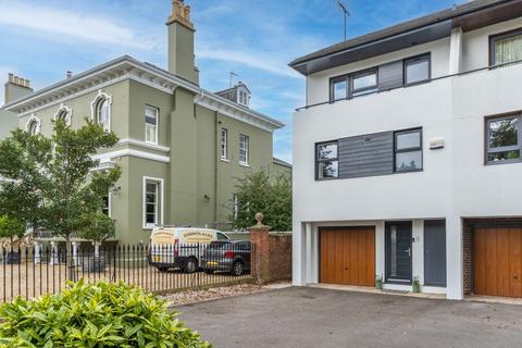 18 Albert Road, Cheltenham, GL52 2QX