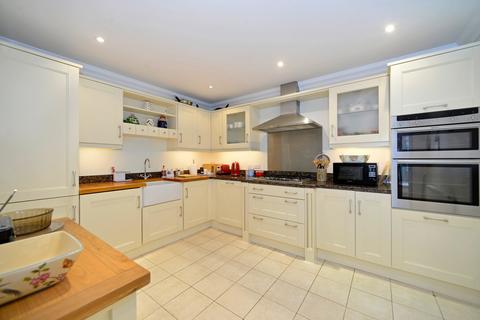 2 bedroom flat for sale, Franklin Court, Godalming GU8