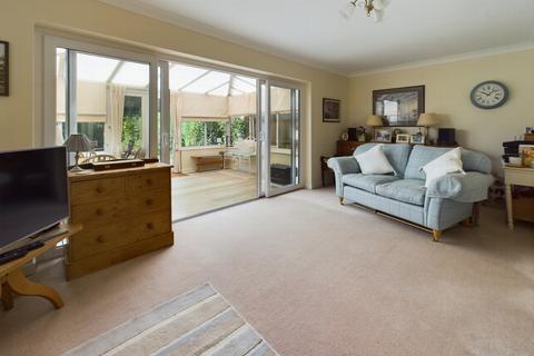 38 Barnmead, Haywards Heath, RH16 1UZ