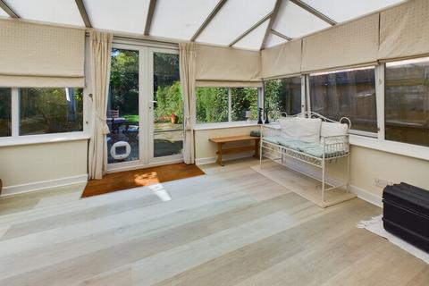 38 Barnmead, Haywards Heath, RH16 1UZ