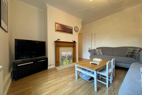 4 bedroom flat to rent, Bromley High Street, London E3