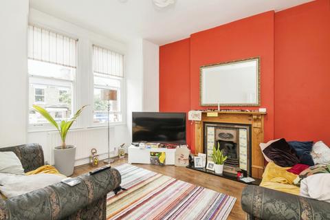 3 bedroom flat to rent, Henslowe Road East Dulwich SE22