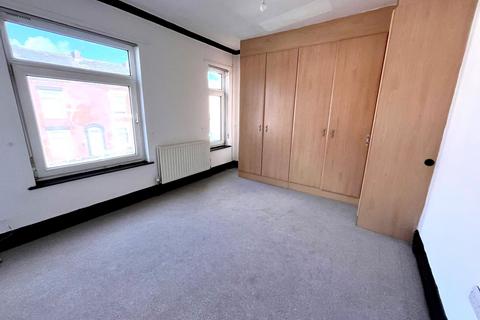 3 bedroom terraced house to rent, Hollinhall Street, Manchester OL4