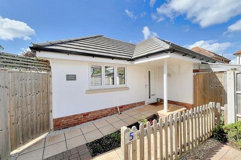 2 bedroom detached bungalow for sale, Iford