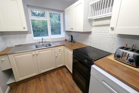 2 bedroom maisonette to rent, Meadowbank Road, Lightwater GU18