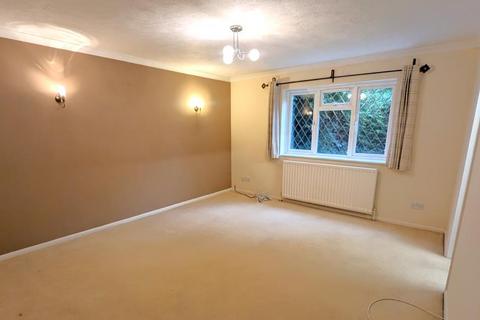 2 bedroom maisonette to rent, Meadowbank Road, Lightwater GU18