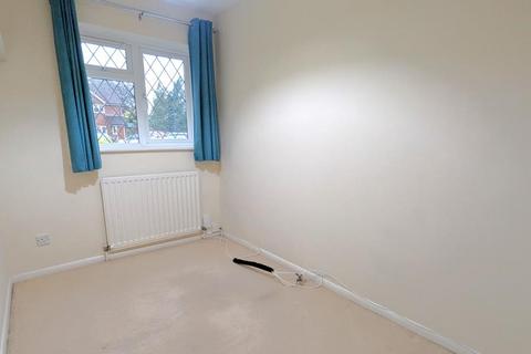 2 bedroom maisonette to rent, Meadowbank Road, Lightwater GU18