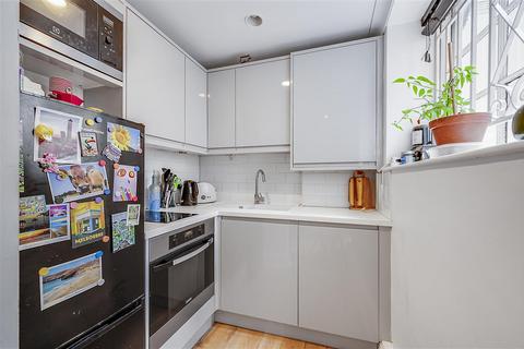 Studio for sale, Warwick Square, SW1V