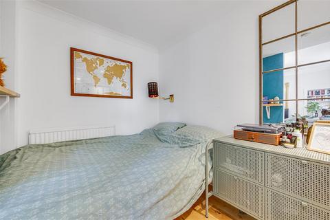 Studio for sale, Warwick Square, SW1V