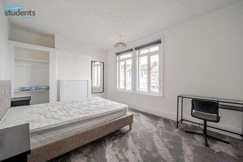 4 bedroom terraced house to rent, Bear Road, Brighton BN2
