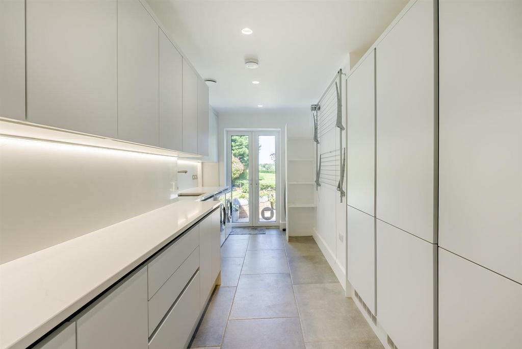 8594318-interior75.jpg