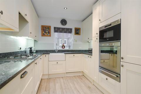 2 bedroom apartment for sale, Esher Park Avenue