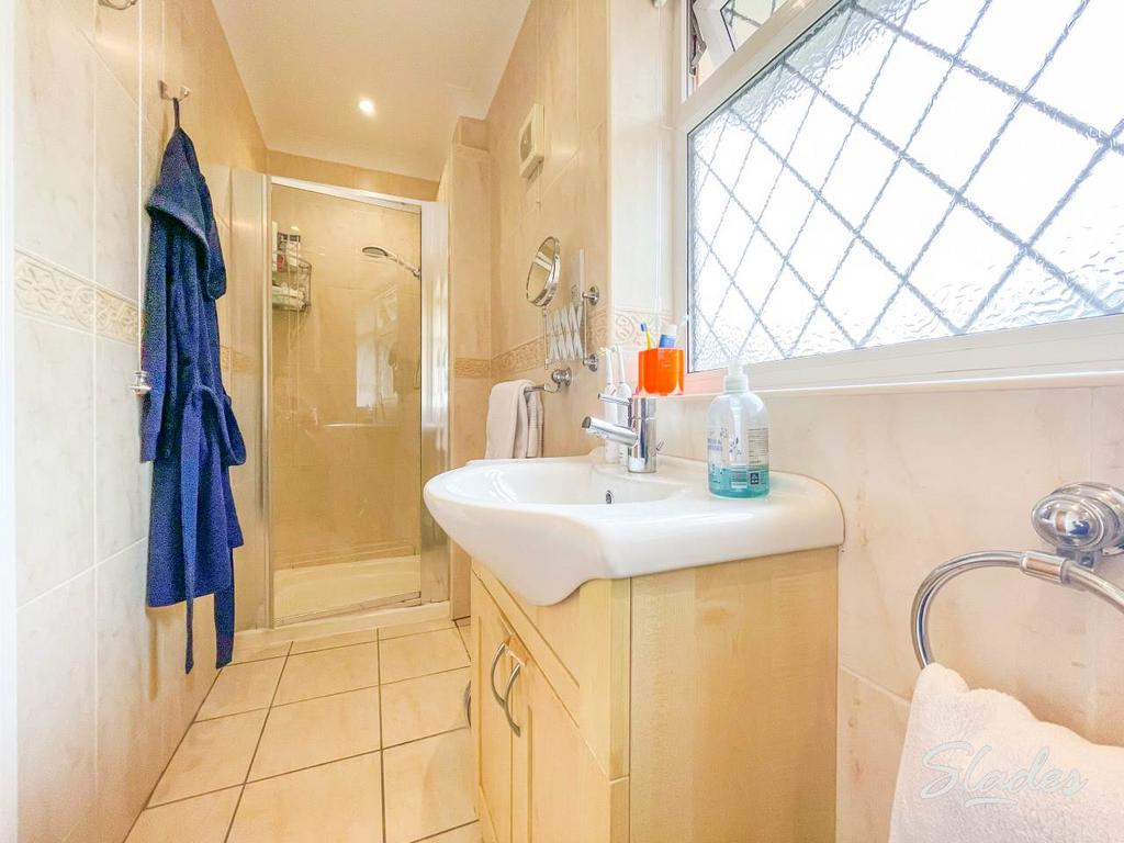Old barn en-suite 1