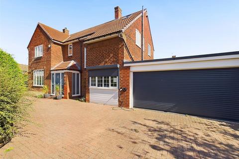 4 bedroom detached house for sale, Shaftesbury Avenue, Whitley Bay