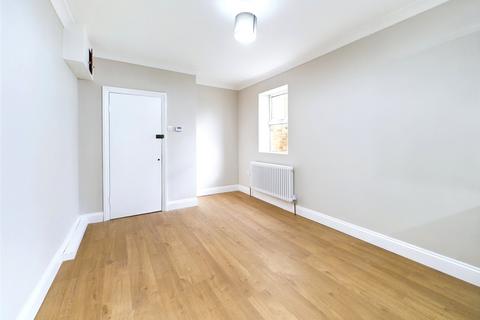 Studio to rent, Hoe Street, Walthamstow, London E17