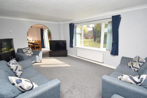 4 bedroom detached house for sale, Crouchview Close, Wickford