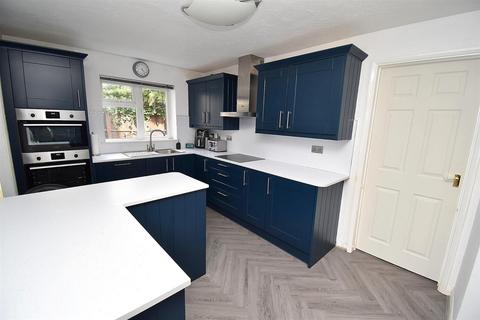 2 Crouchview Close, Wickford, SS11 8QB